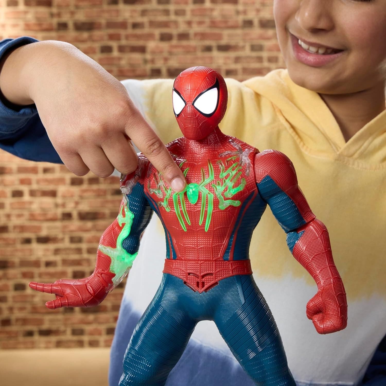 Hasbro - Brand New Day Spiderman Elettronico - 5