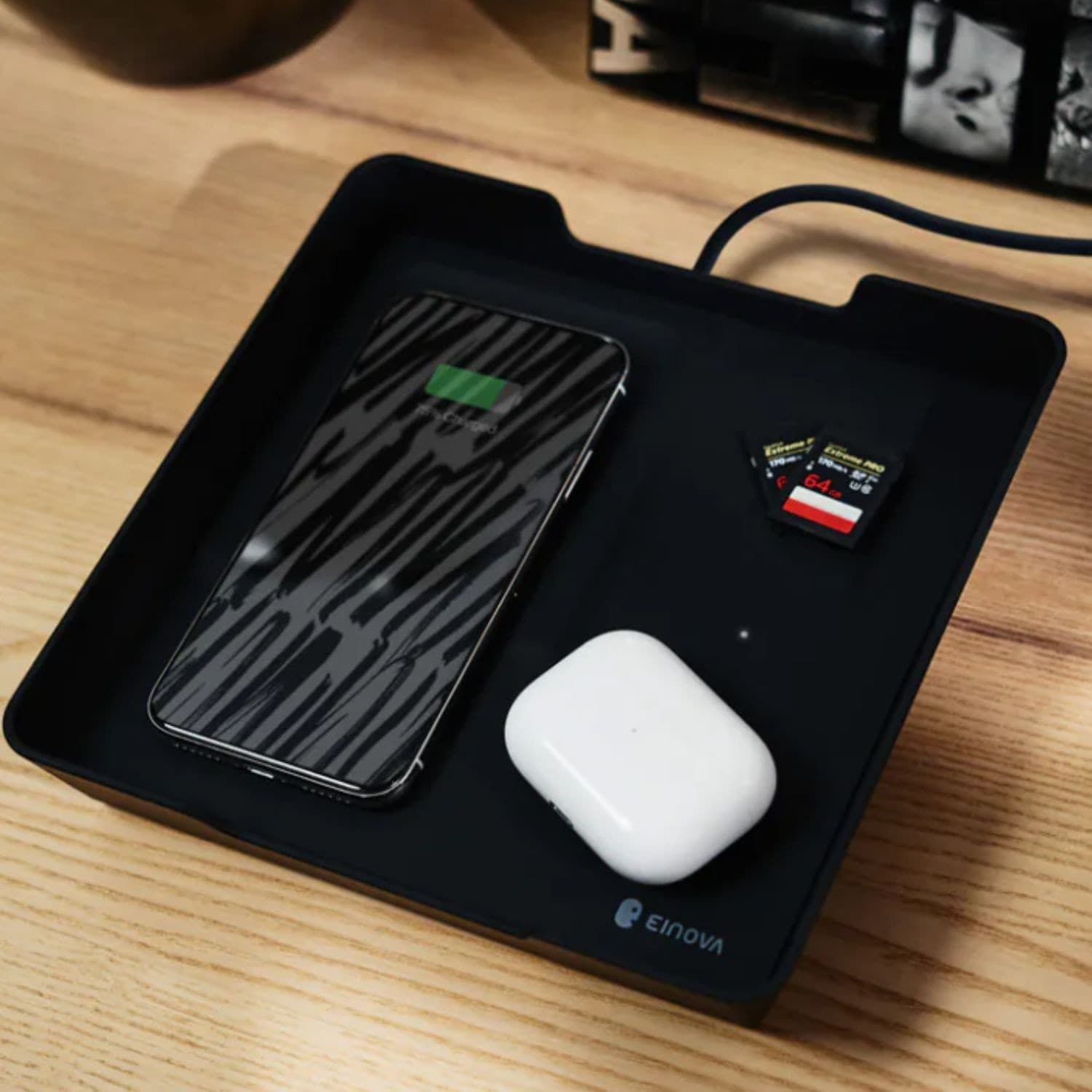 Vassoio portaoggetti con ricarica wireless e porta USB-A. - 2