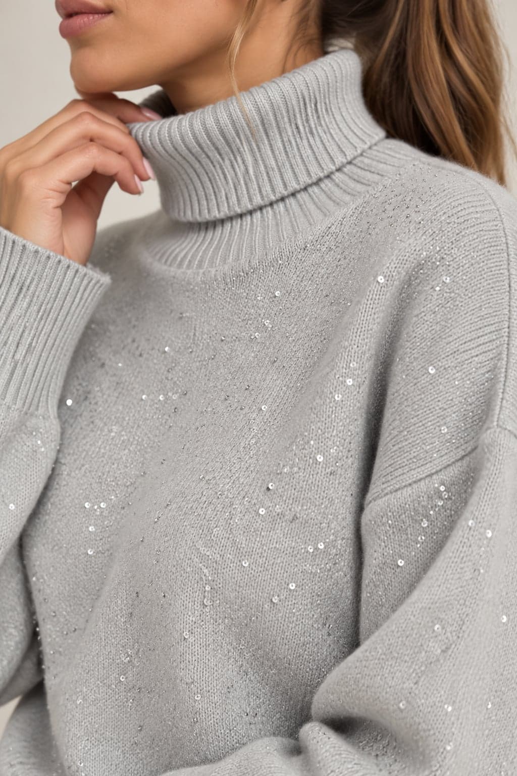 Maglione dolcevita grigio con pailletes - 5