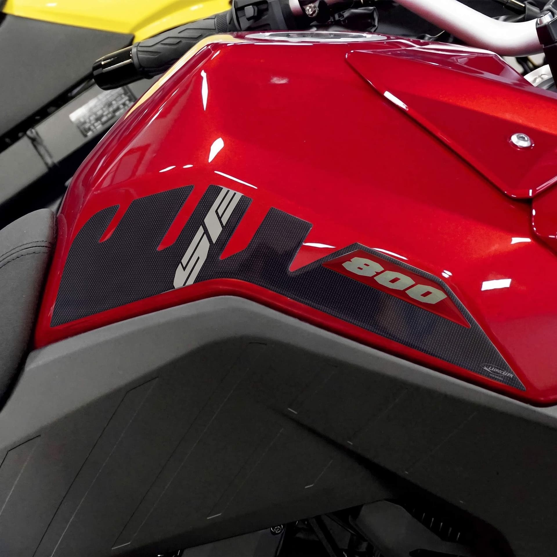 Adesivi Laterali Serbatoio moto compatibile con Suzuki V-Strom 800 SE 2026 - 12