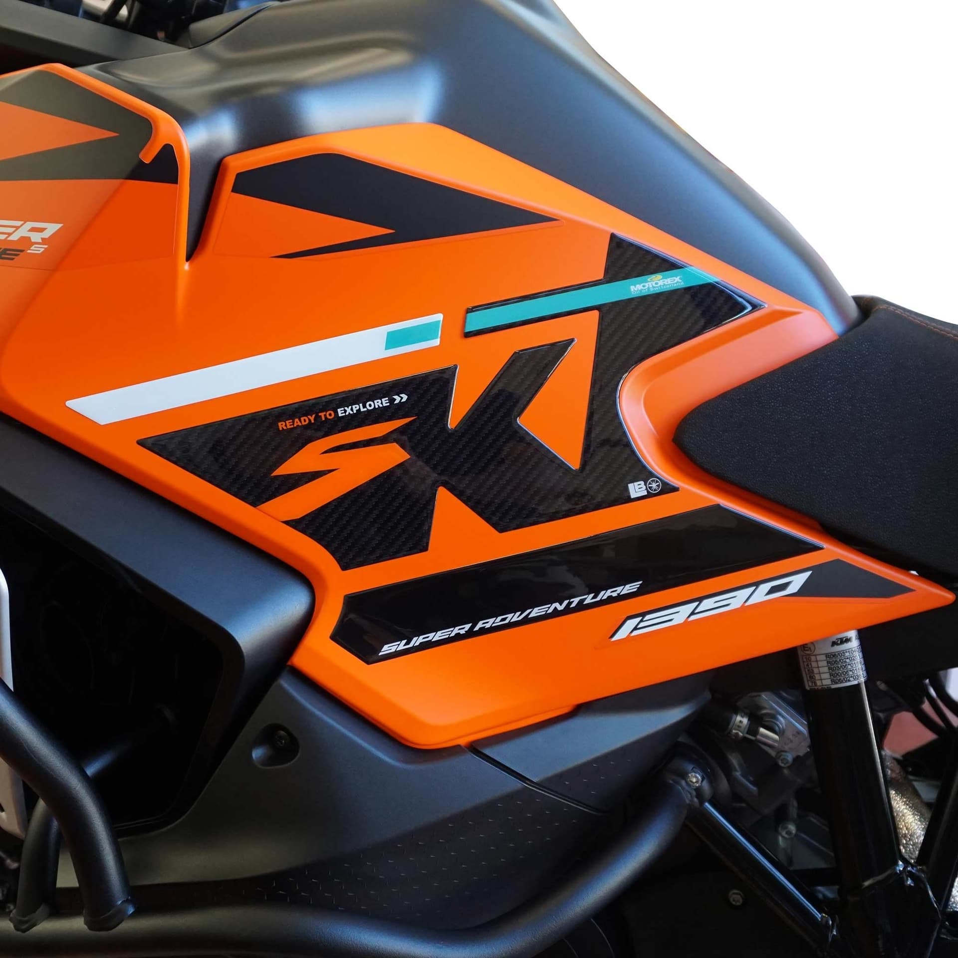 Adesivi 3D Laterali moto compatibile con KTM 1390 Super Adventure S 2026 – Simil Carbonio – Labelbike