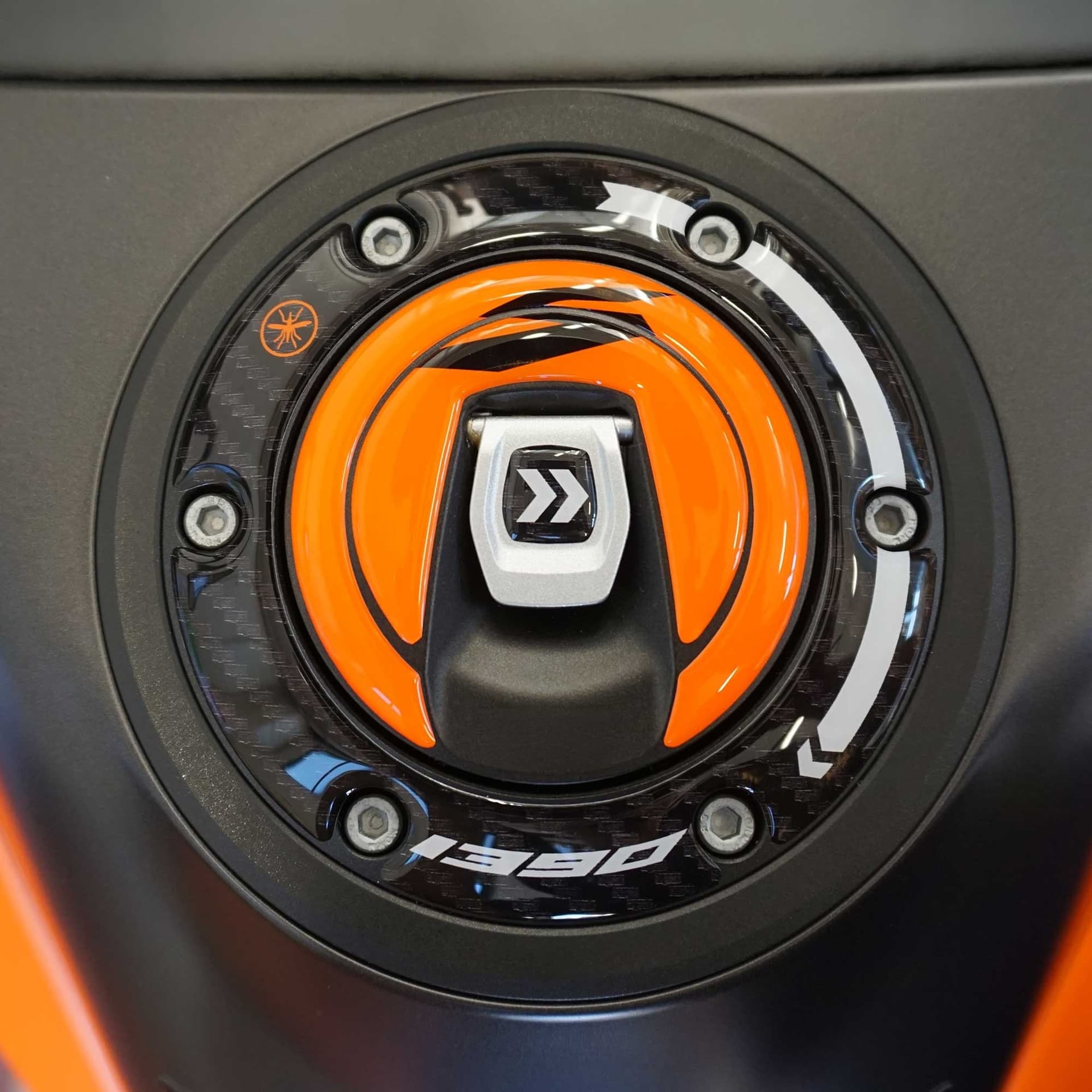 Adesivo 3D Tappo moto compatibile con KTM 1390 Super Adventure S 2026 - 1