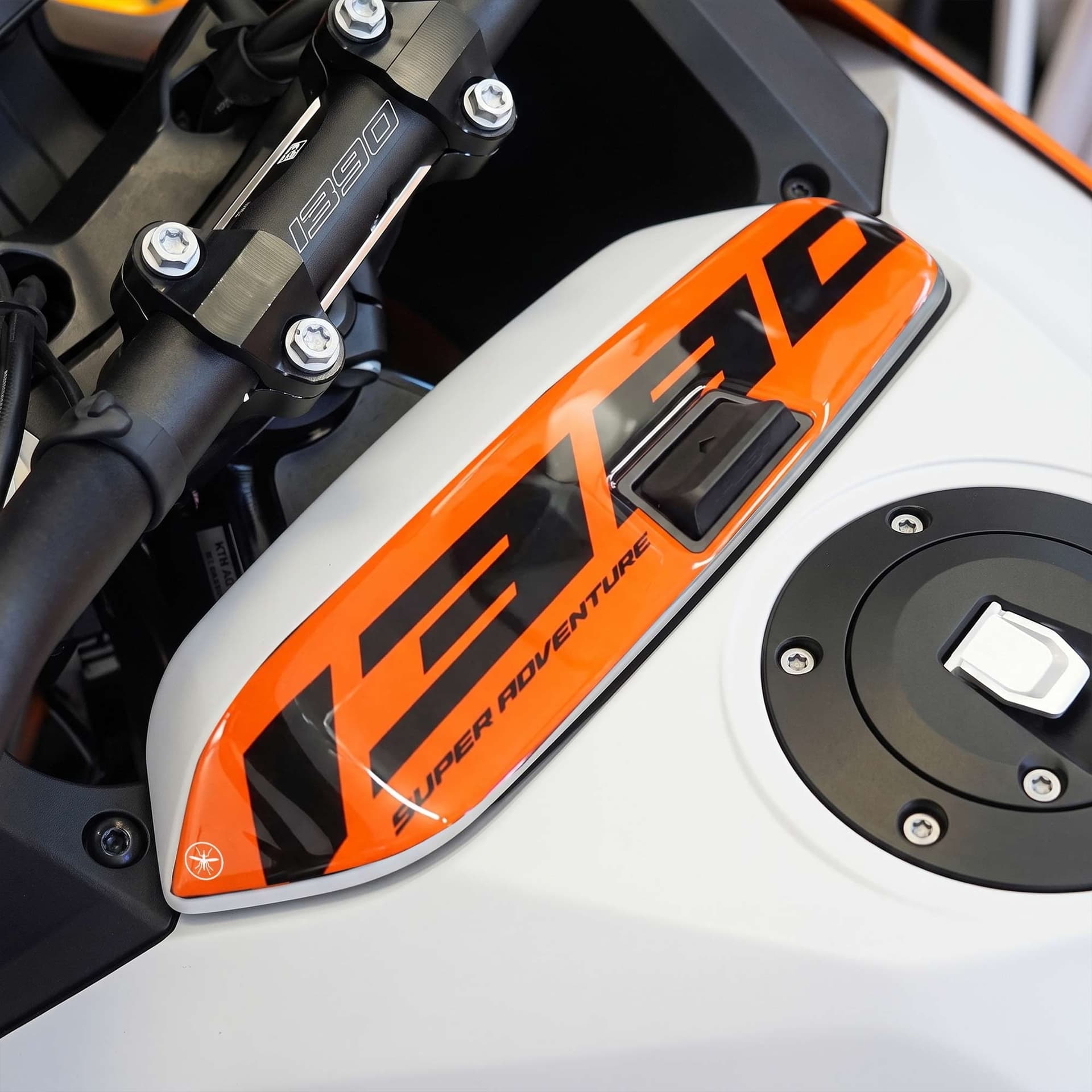 Adesivo 3D Sportello moto compatibile con KTM 1390 Super Adventure S 2026 – Arancione – Labelbike