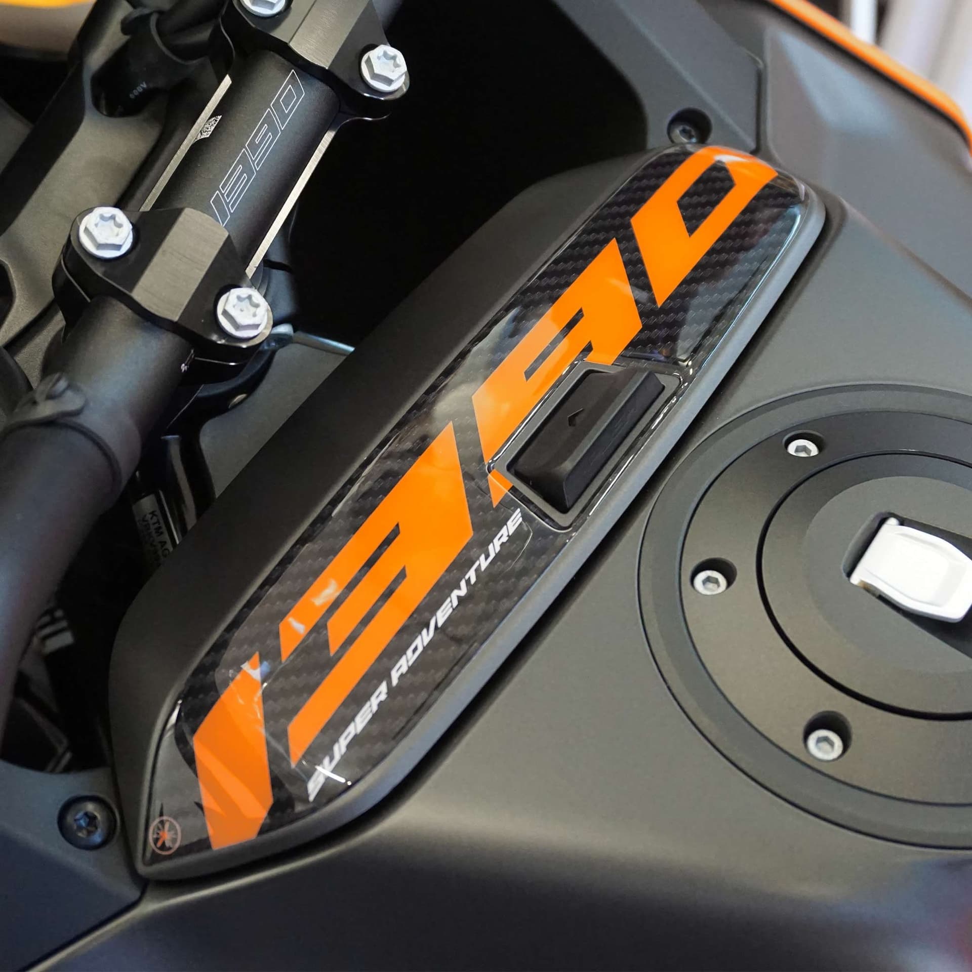Adesivo 3D Sportello moto compatibile con KTM 1390 Super Adventure S 2026 – Simil Carbonio – Labelbike