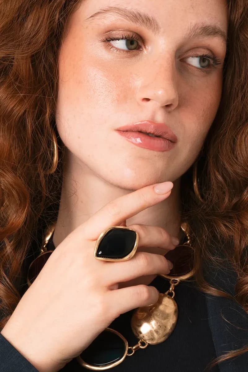 Anello elastico in metallo con pietra in acrilico blu | MYA ACCESSORIES