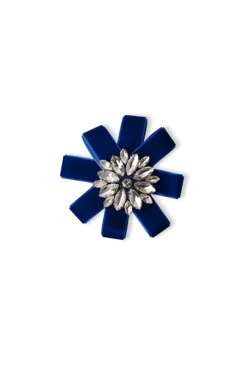 Spilla a fiocco in velluto blu con dettagli in metallo e cristalli | MYA ACCESSORIES - 2