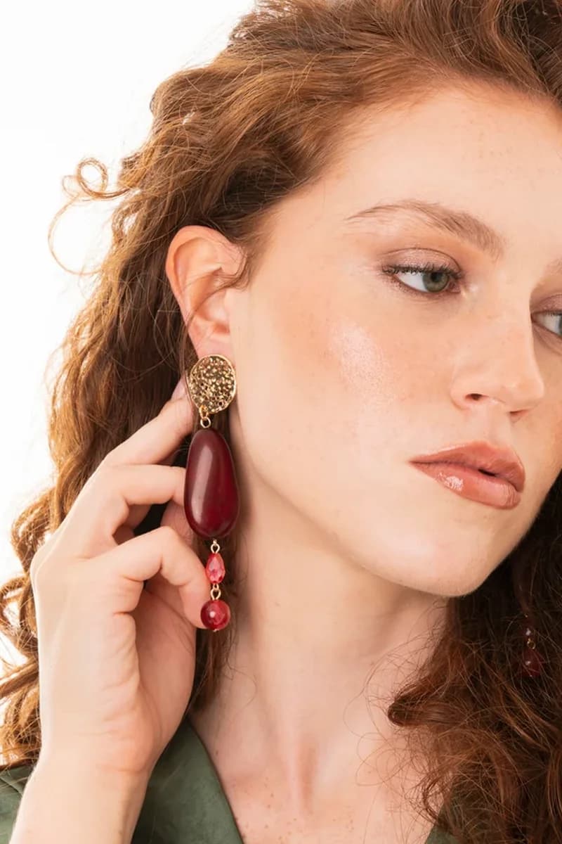 Orecchini pendenti in metallo con pietra ovale rossa | MYA ACCESSORIES