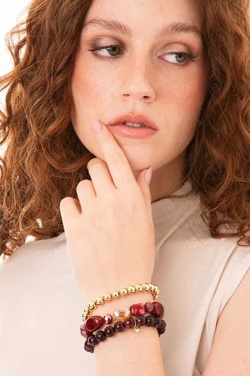 Bracciale elastico a tre fili con pietre in acrilico e vetro rosso | MYA ACCESSORIES