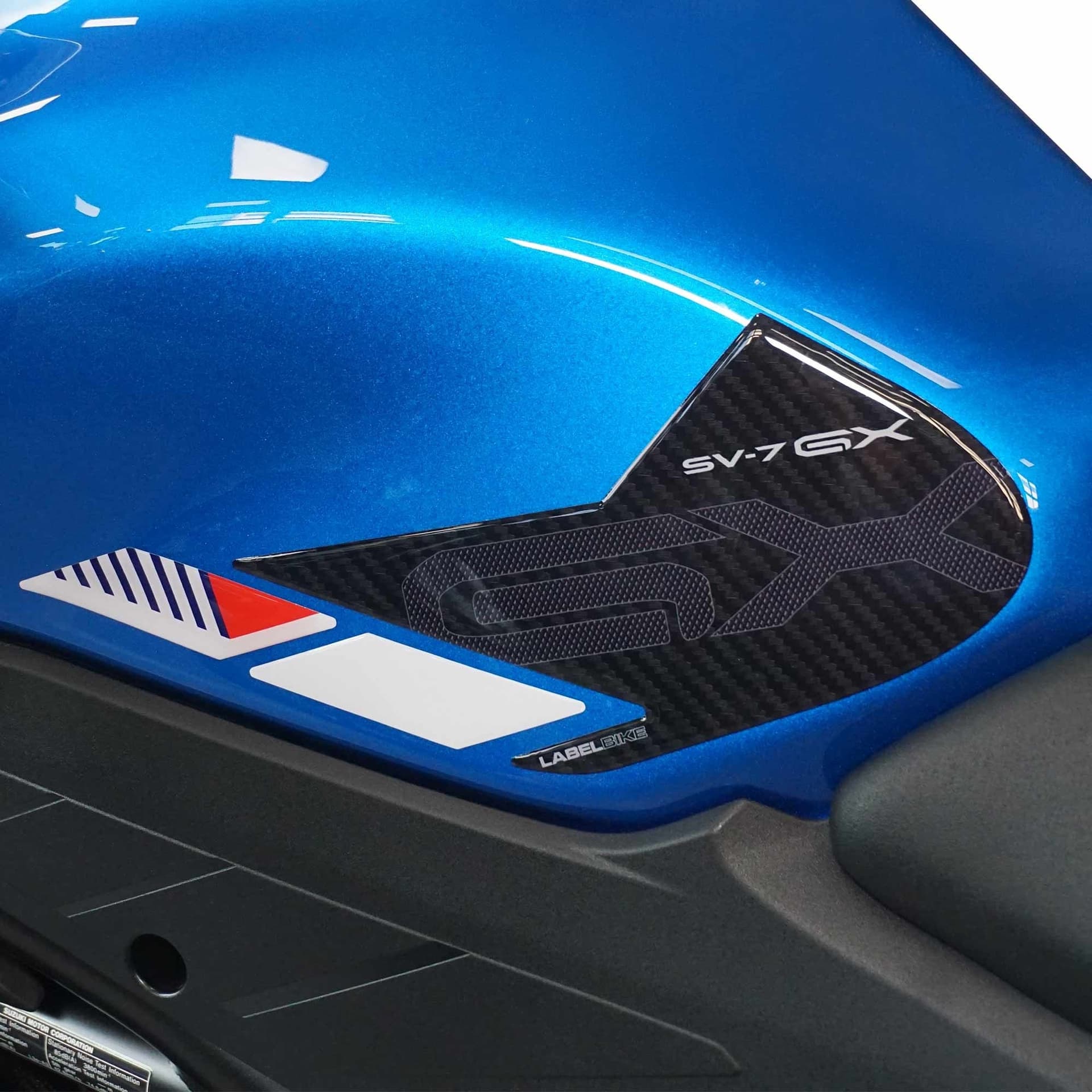 Adesivi 3D Laterali serbatoio moto compatibile con Suzuki SV-7 GX 2026 - 1