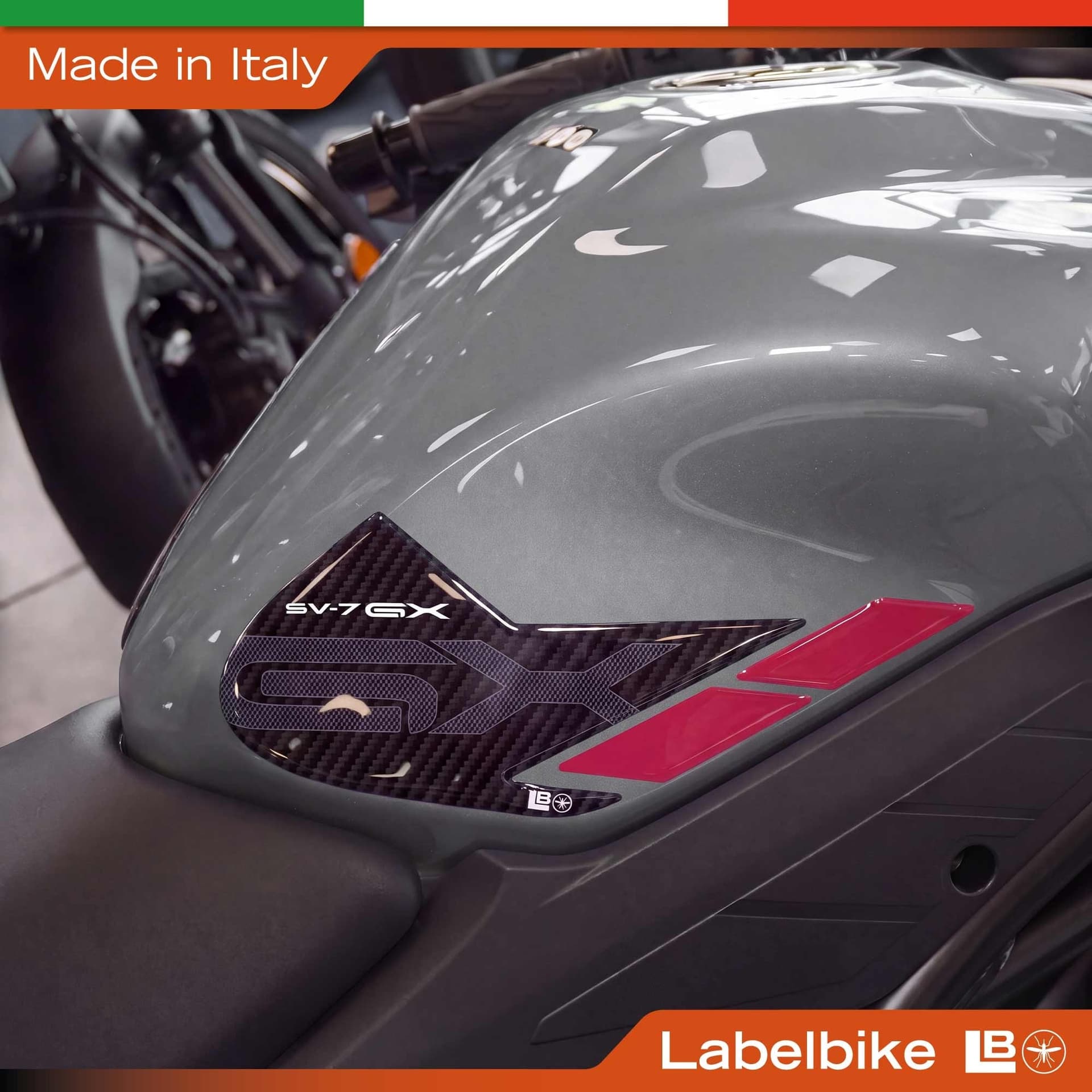 Adesivi 3D Laterali serbatoio moto compatibile con Suzuki SV-7 GX 2026 - 17