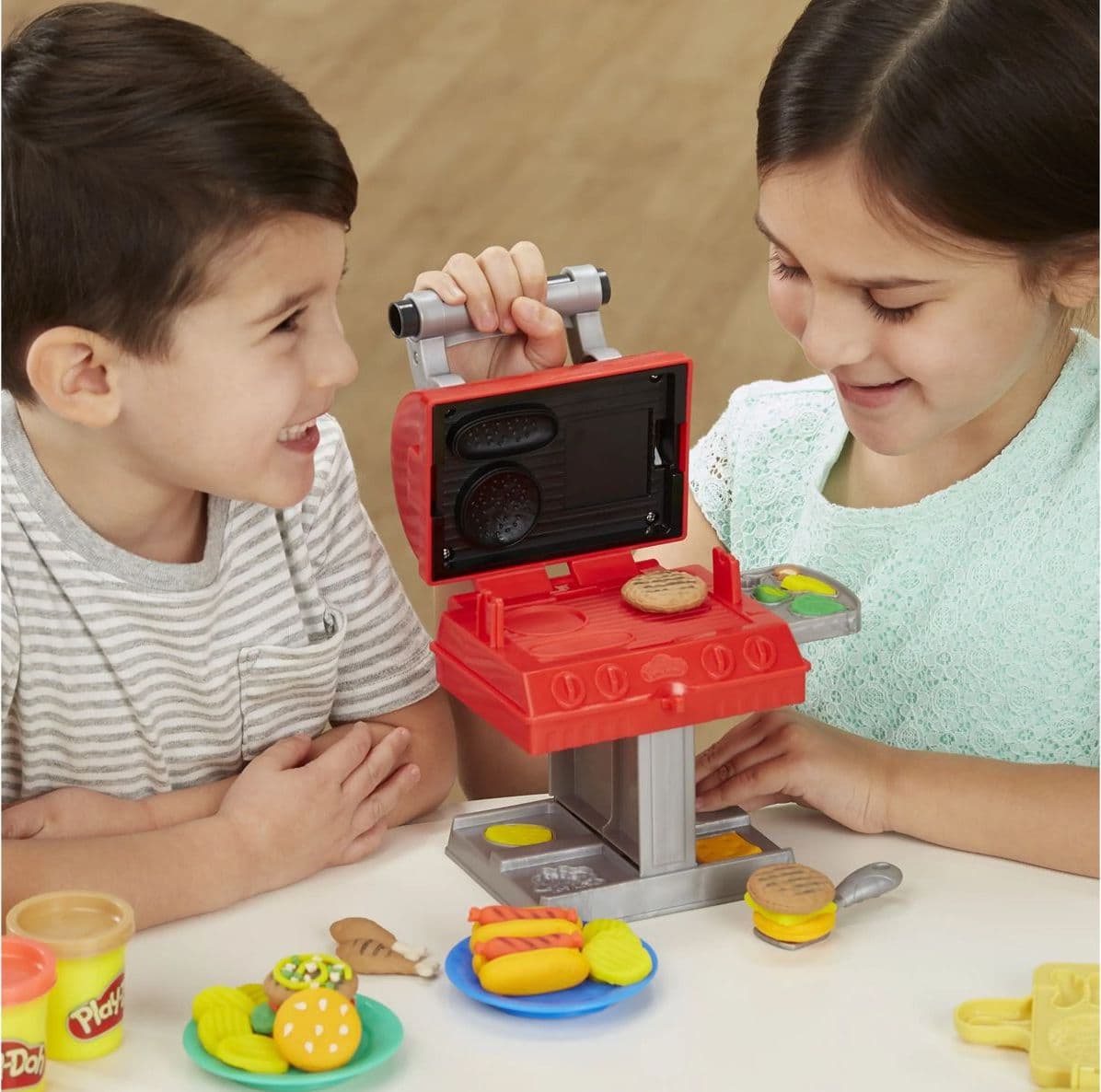 Play-Doh Kitchen Creations Set Barbecue con Griglia Giocattolo Effetto Cottura Include 6 Barattoli di Plastilina Atossica e 7 Accessori Cucina Regalo per Bambini dai 3 Anni in Su - 2