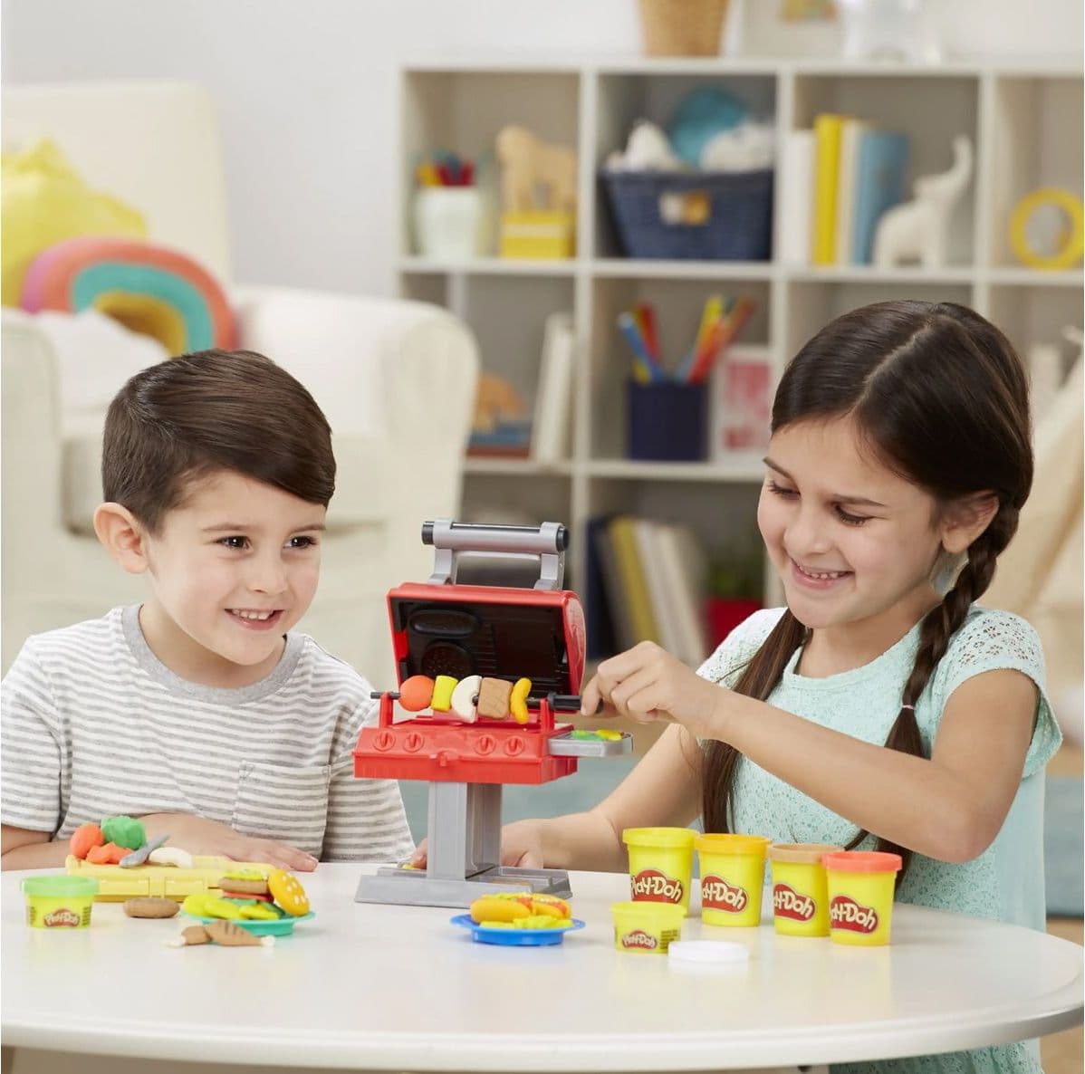 Play-Doh Kitchen Creations Set Barbecue con Griglia Giocattolo Effetto Cottura Include 6 Barattoli di Plastilina Atossica e 7 Accessori Cucina Regalo per Bambini dai 3 Anni in Su - 3