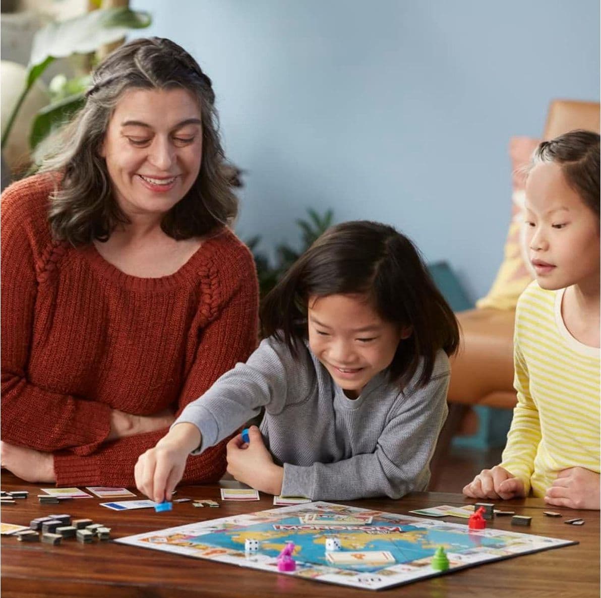 Monopoly In Viaggio per il Mondo Hasbro Gaming Gioco da Tavolo per Famiglie con Tabellone Cancellabile e Pedine Timbro Regalo per Bambini dagli 8 Anni in Su - 4