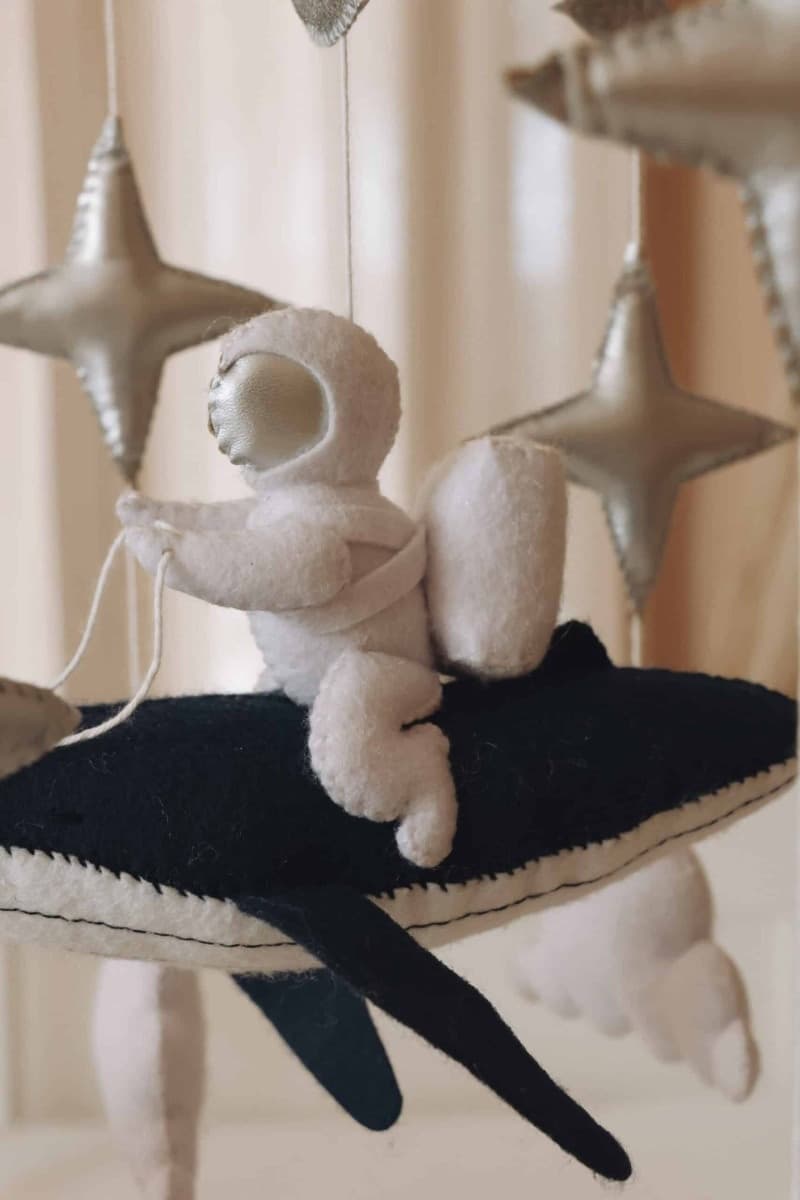 Giostrina per culla fatta a mano Astronauta con supporto e carillon - Little Loua - 8