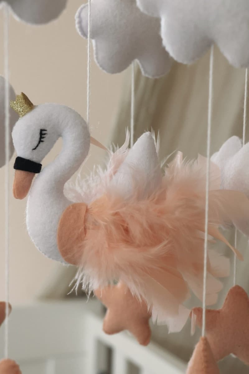 Giostrina per culla fatta a mano Cigno rosa con supporto e carillon - Little Loua - 3