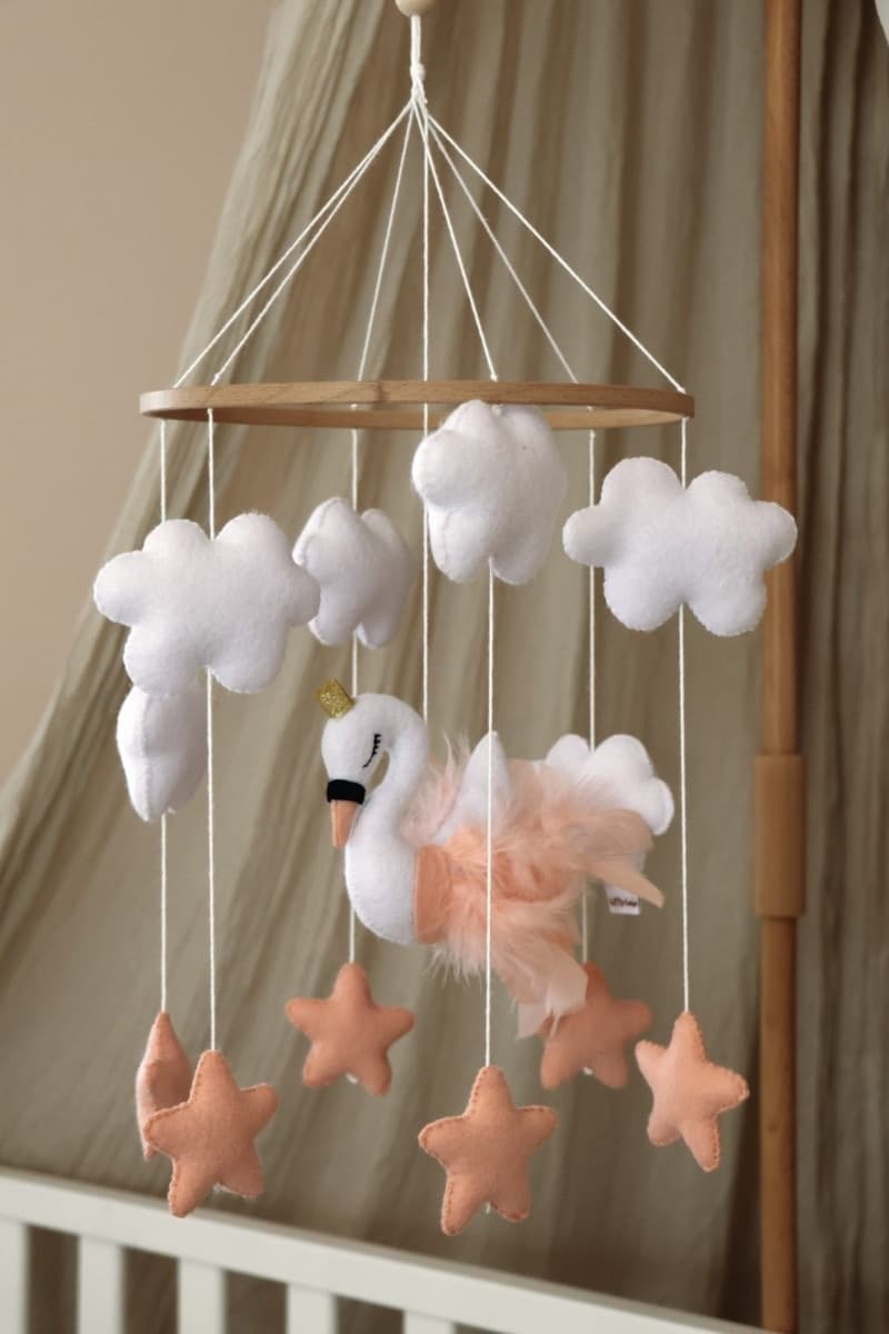 Giostrina per culla fatta a mano Cigno rosa con supporto e carillon - Little Loua - 4