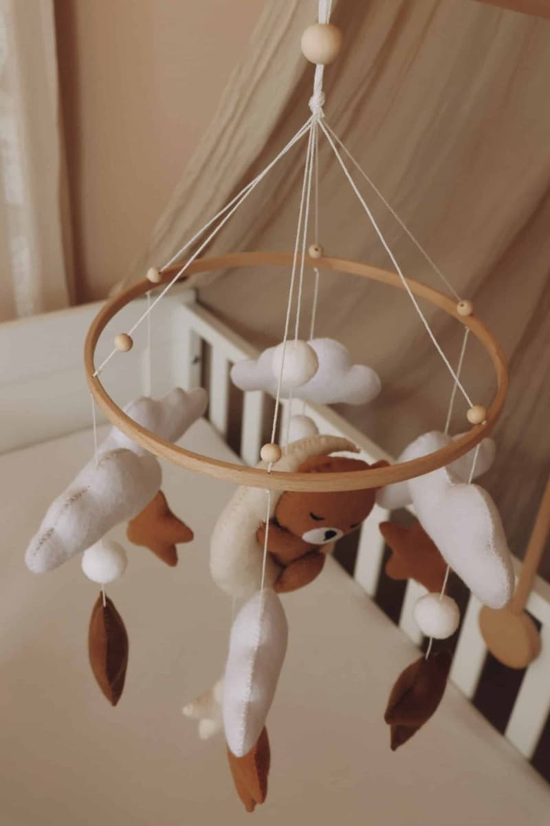 Giostrina per culla fatta a mano Orsetto che dorme con supporto e carillon - Little Loua - 12