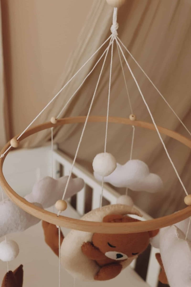 Giostrina per culla fatta a mano Orsetto che dorme con supporto e carillon - Little Loua - 15