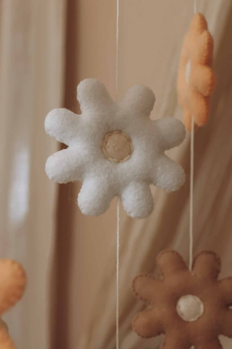 Giostrina per culla fatta a mano Fiori con supporto e carillon - Little Loua - 4