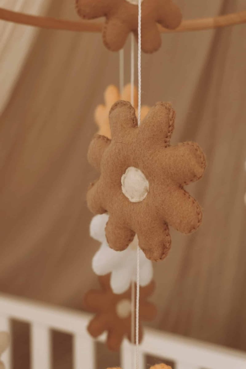 Giostrina per culla fatta a mano Fiori con supporto e carillon - Little Loua - 5