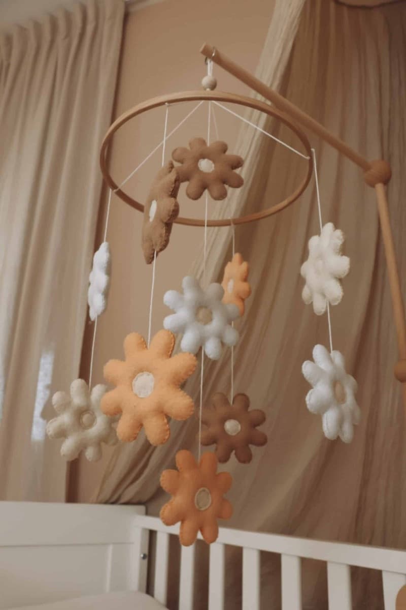 Giostrina per culla fatta a mano Fiori con supporto e carillon - Little Loua - 6