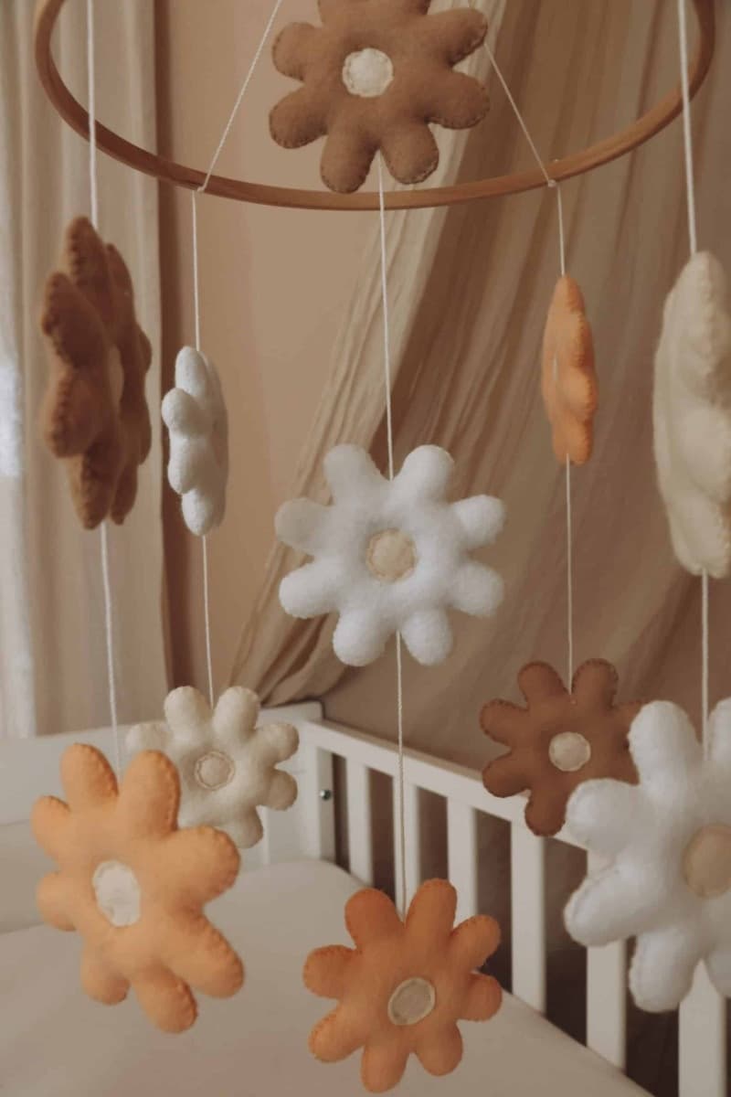 Giostrina per culla fatta a mano Fiori con supporto e carillon - Little Loua - 7