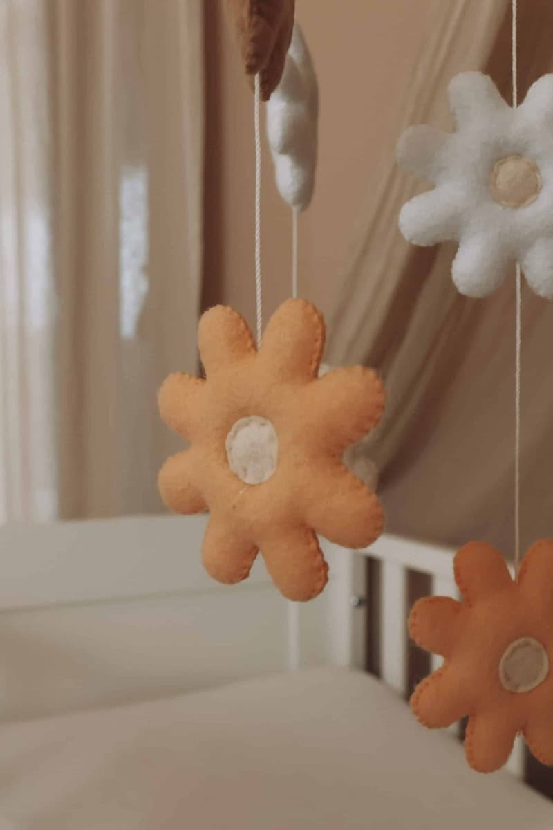 Giostrina per culla fatta a mano Fiori con supporto e carillon - Little Loua - 9