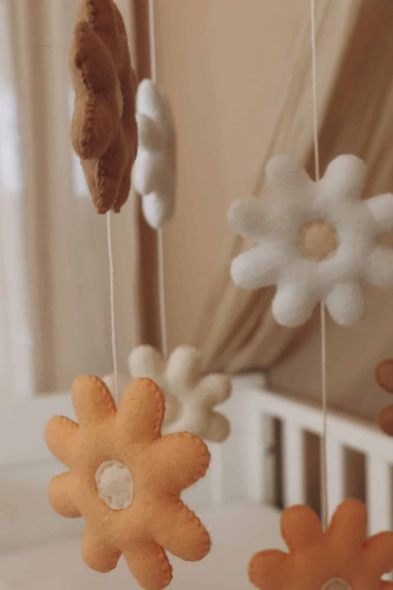 Giostrina per culla fatta a mano Fiori con supporto e carillon - Little Loua - 10