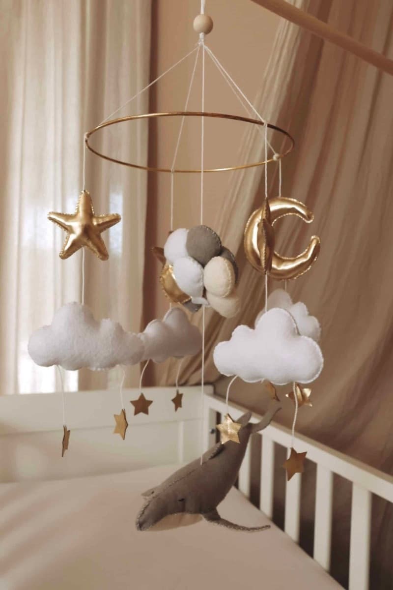Giostrina per culla fatta a mano Balena e Palloncini con supporto e carillon - Little Loua - 2