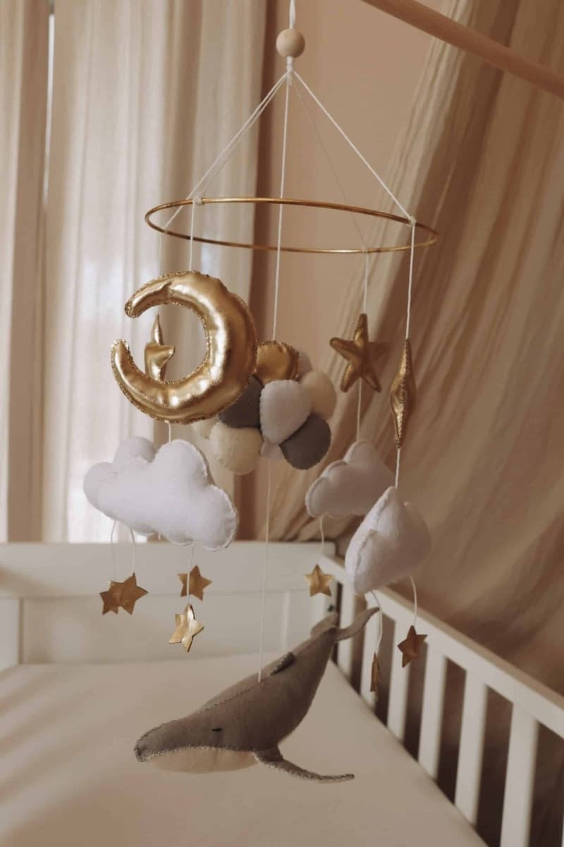 Giostrina per culla fatta a mano Balena e Palloncini con supporto e carillon - Little Loua - 3