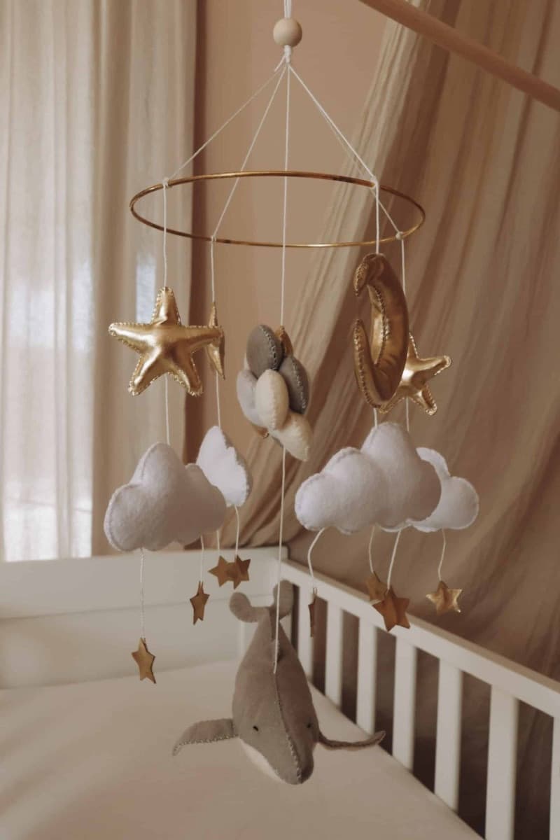 Giostrina per culla fatta a mano Balena e Palloncini con supporto e carillon - Little Loua - 4