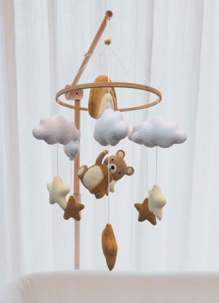 Giostrina per culla fatta a mano Orsetto Arcobaleno con supporto e carillon - Little Loua - 2