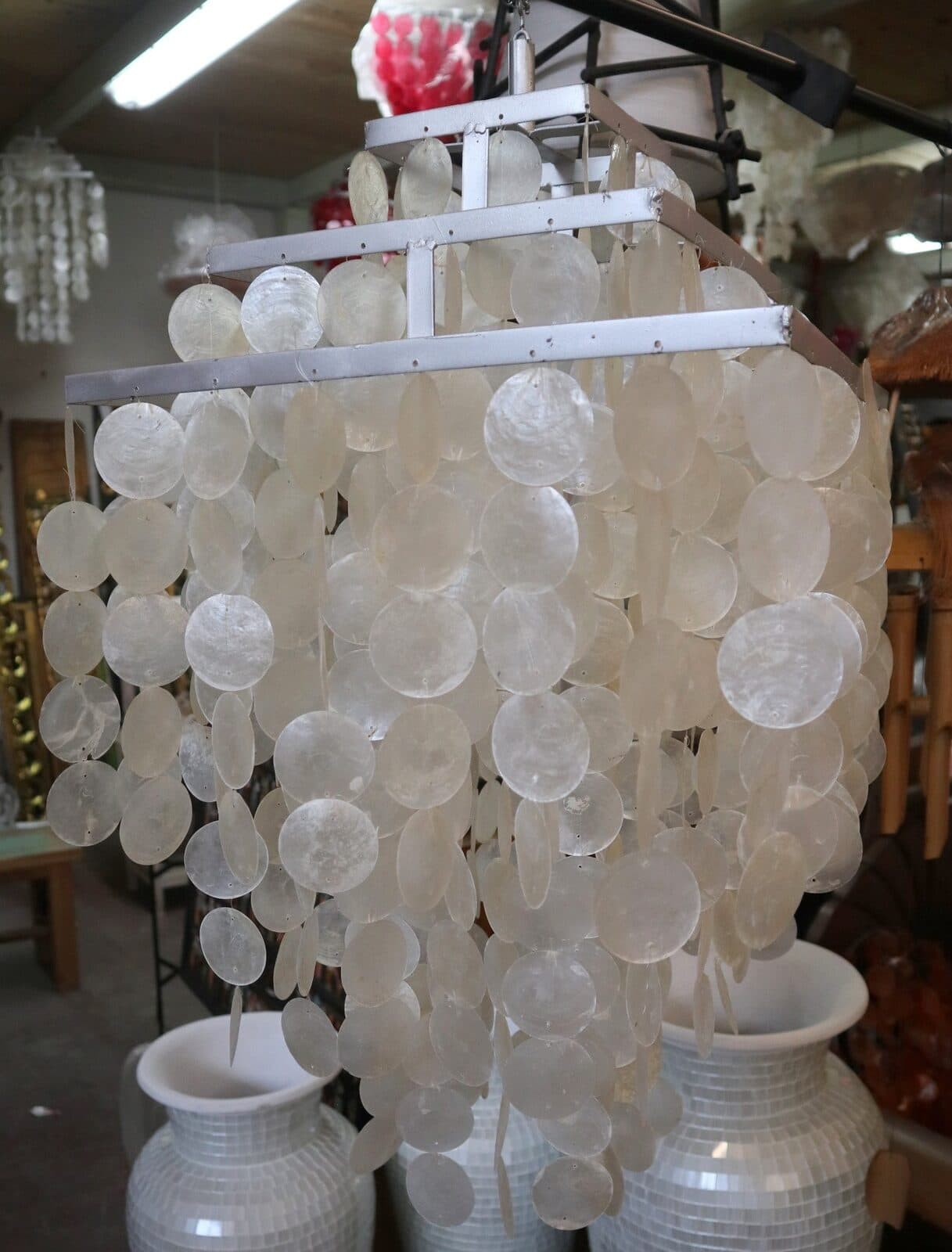 Lampadario in Madreperla Artigianale 40x40x70 cm – Struttura in Metallo, Fatto a Mano in Indonesia - 4