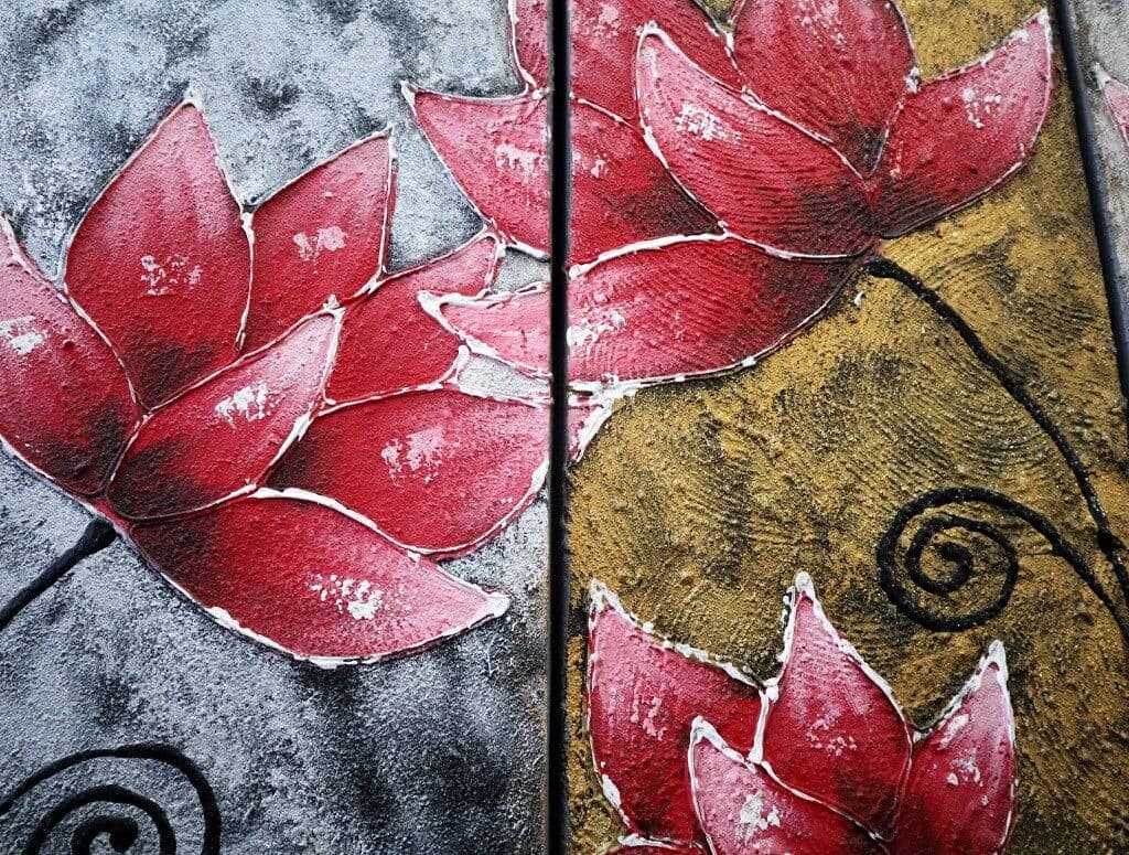 🌺 Quadro Moderno 3 Tele “Red Lotus Harmony” 90x90 cm – Dipinto a Mano in Acrilico Materico su Tela – Arte Indonesiana - 4