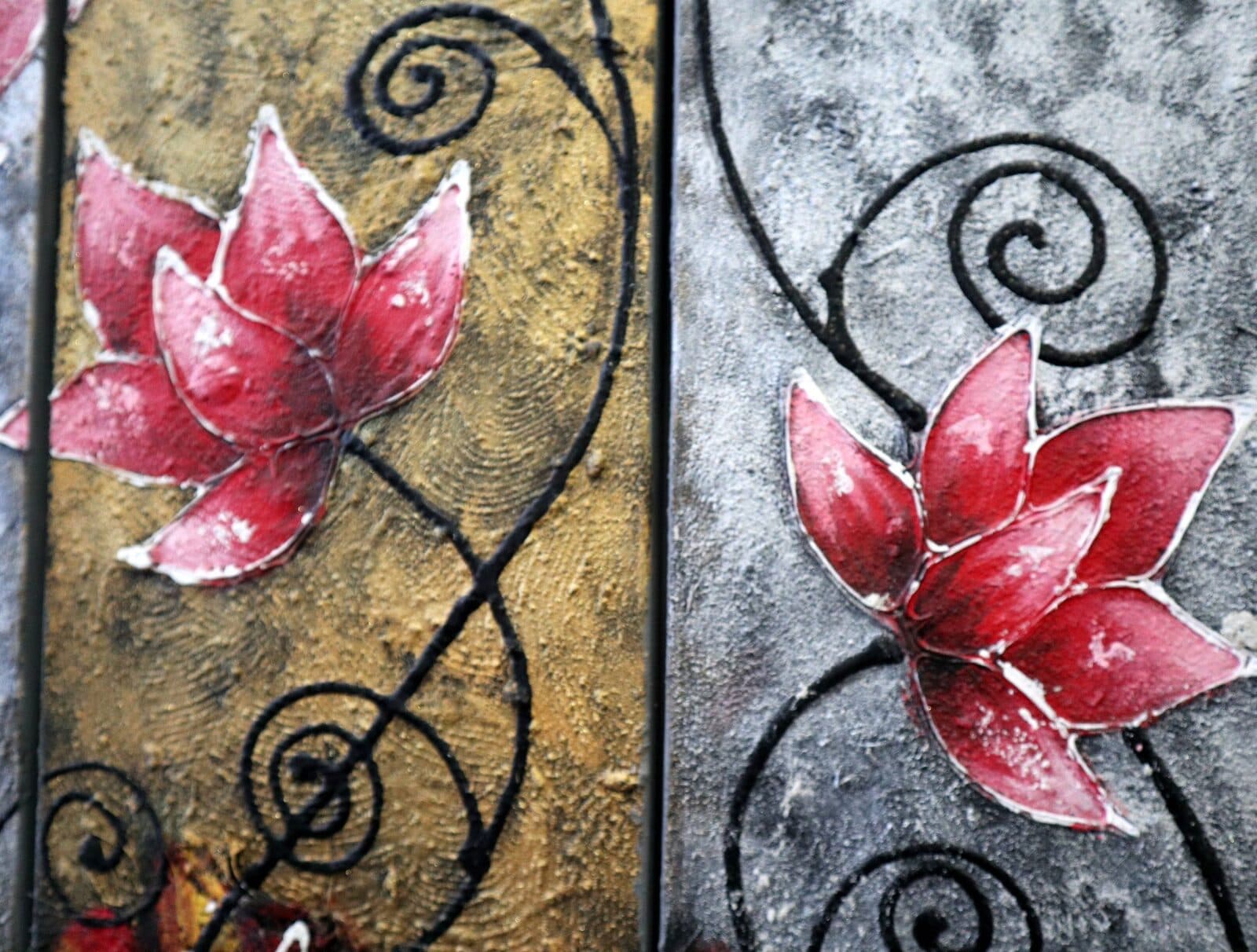 🌺 Quadro Moderno 3 Tele “Red Lotus Harmony” 90x90 cm – Dipinto a Mano in Acrilico Materico su Tela – Arte Indonesiana - 7