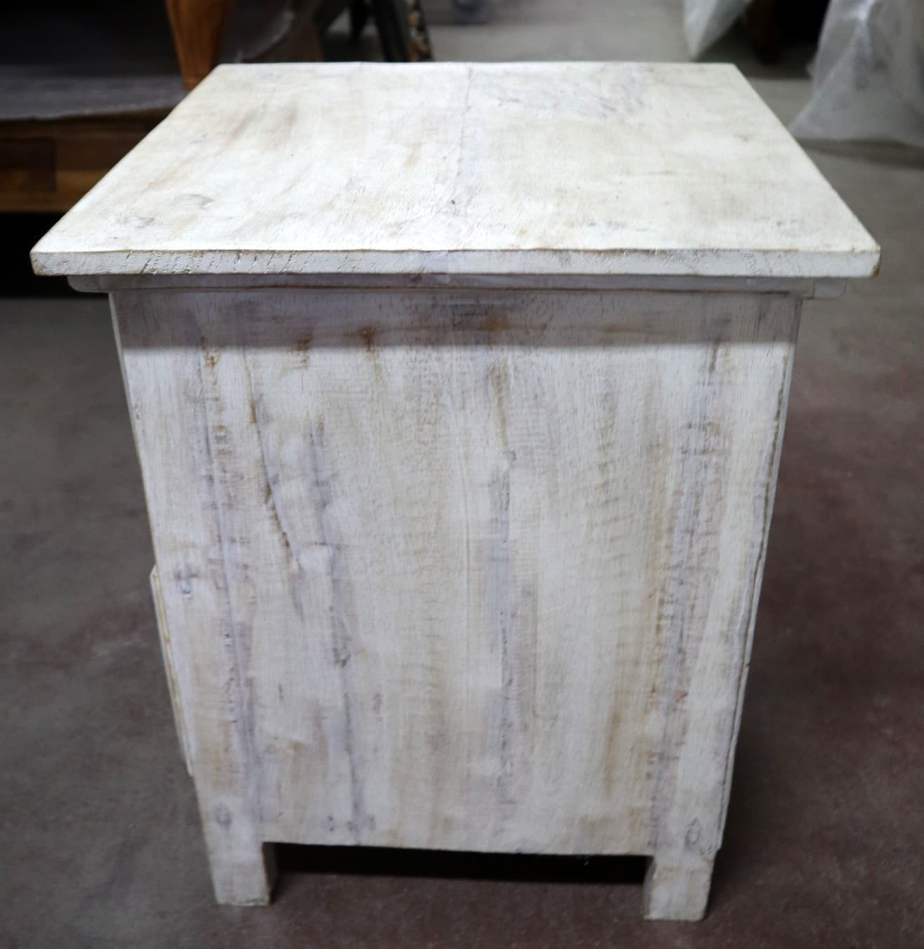 Comodino shabby chic in legno di albesia intagliato a mano – 40x39x50h cm - 6