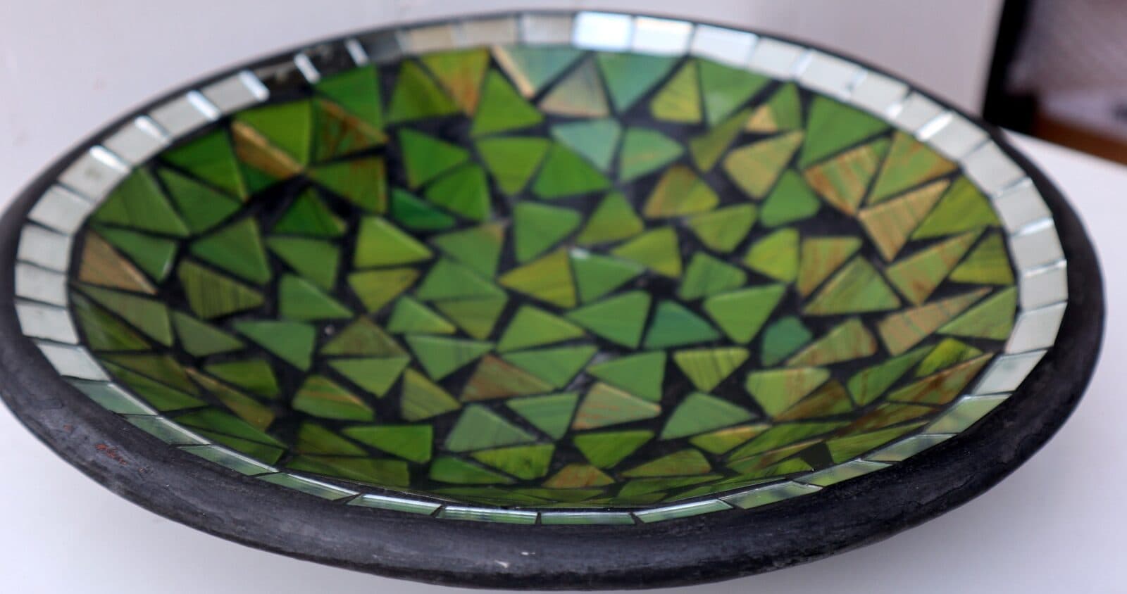Centrotavola o svuotatasca artigianale in mosaico di vetro  di color verde  cm 30x10 idea regalo - 5