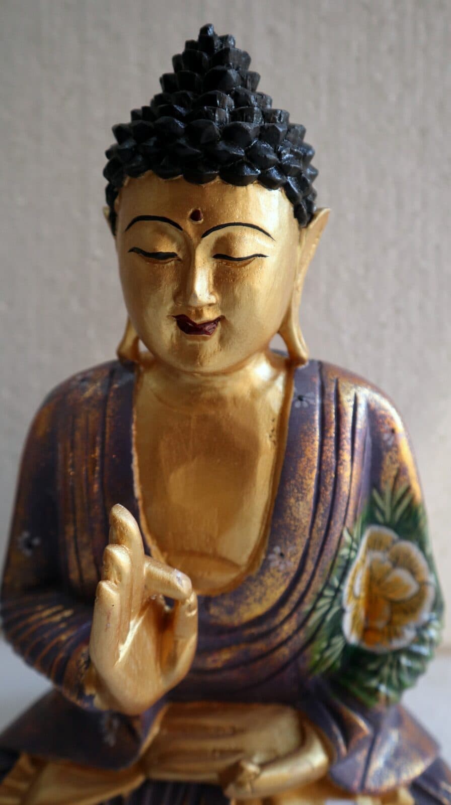 Buddha scultura il legno massello noce indiano o suar  cm 24x12x32h viola  e oro con fiori statua n 2 - 2