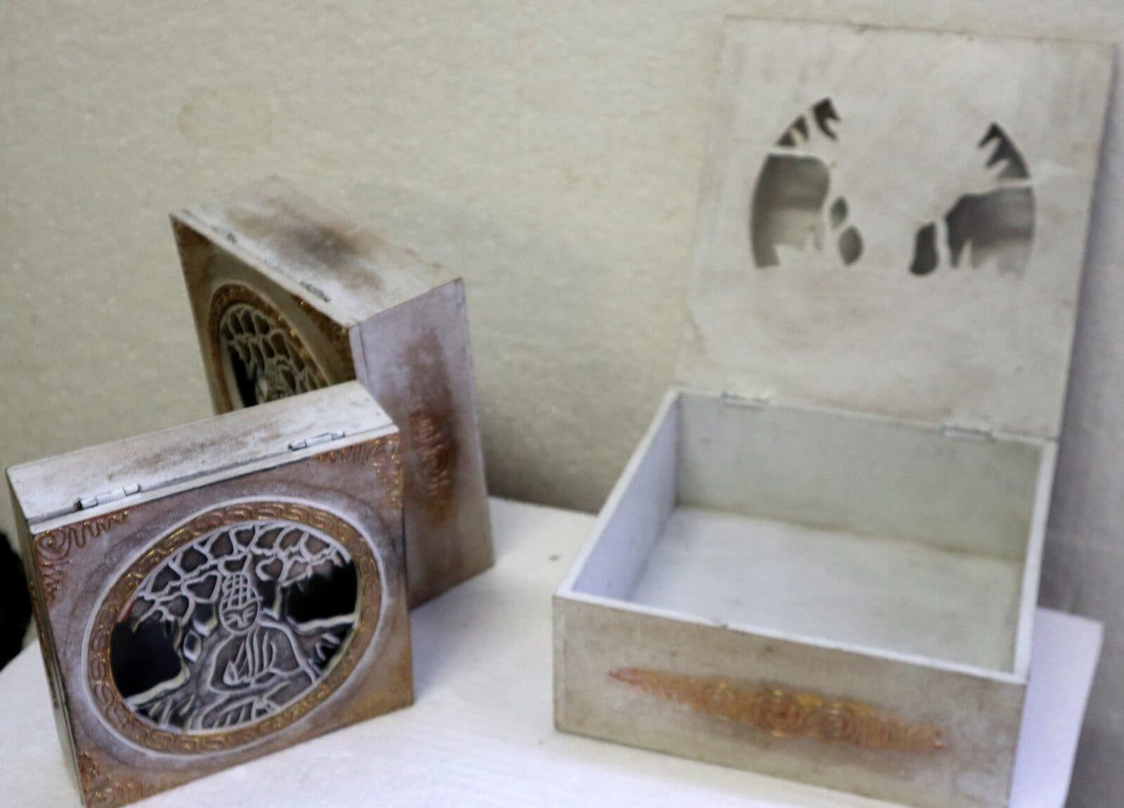 Tris di Portagioie o svuota tasche  in legno mdf traforata con inciso albero della vita e Buddha - 4