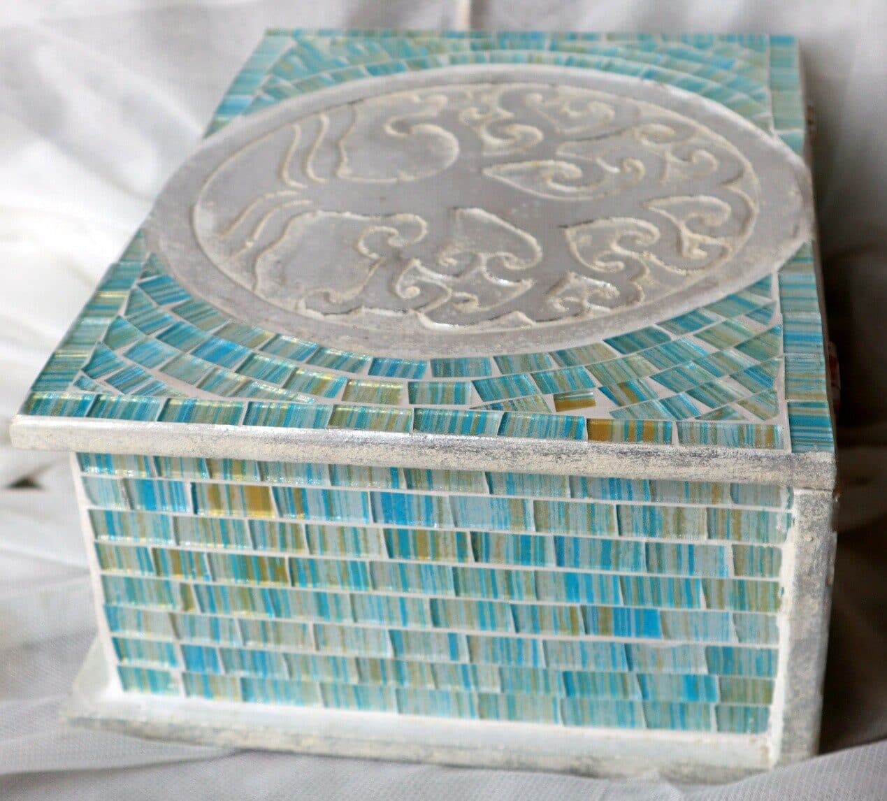 Scatola porta gioie in legno rifinata con mosaico di vetro Albero della vita celeste - 4