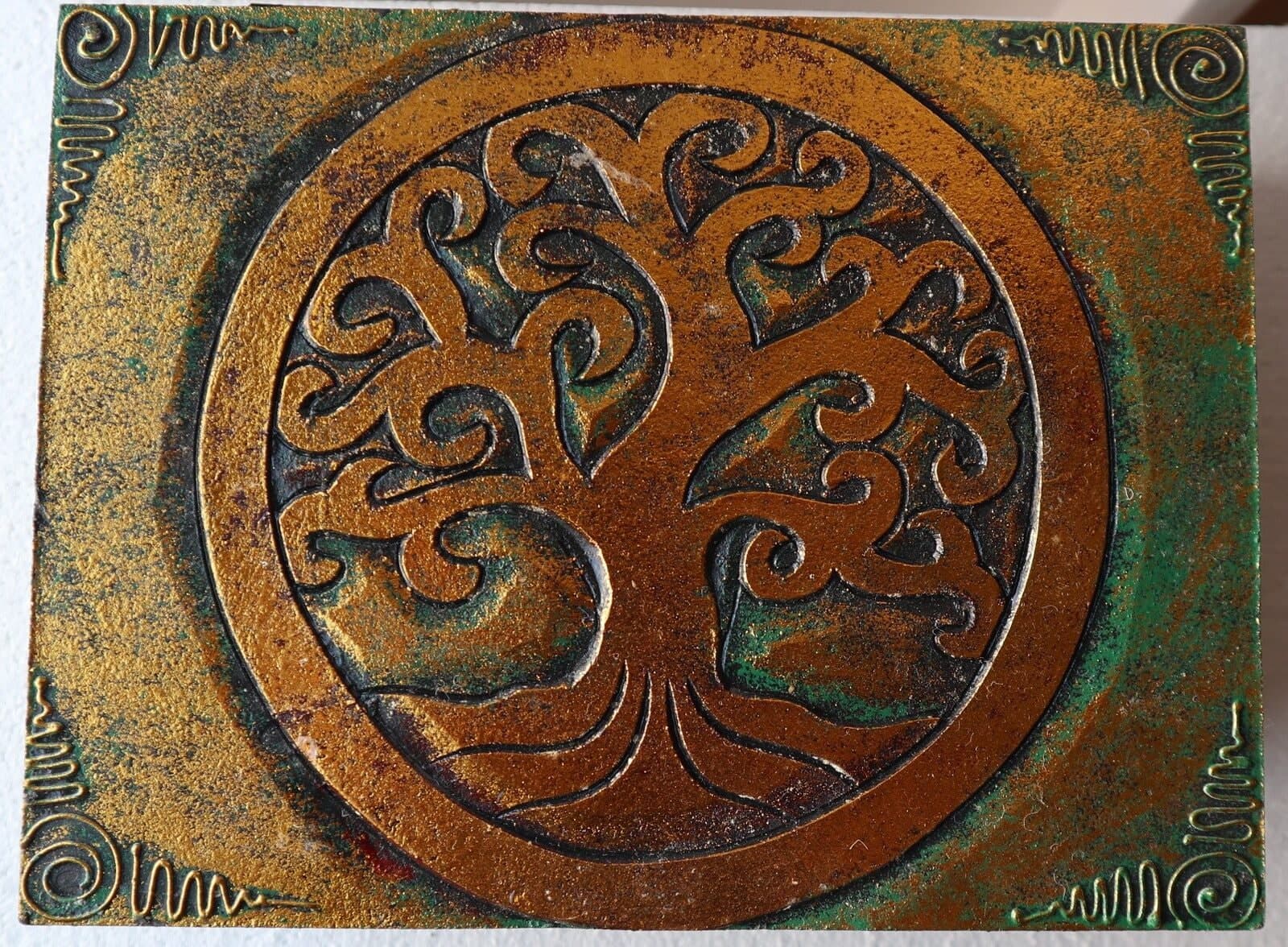 Scatola porta gioie in legno con inciso Albero della vita color oro e verde - 2