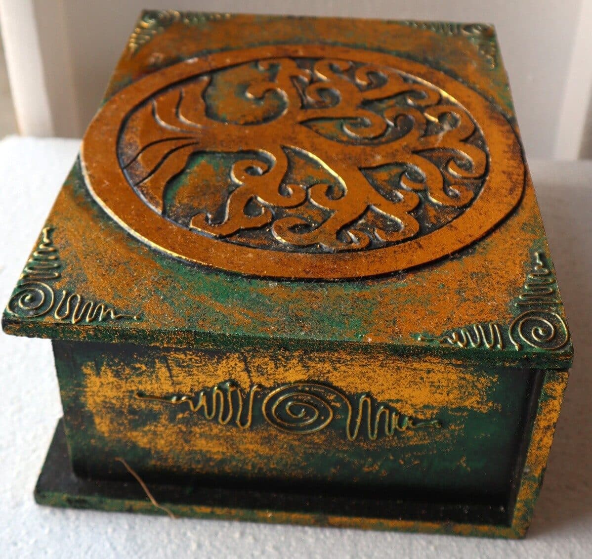 Scatola porta gioie in legno con inciso Albero della vita color oro e verde - 3