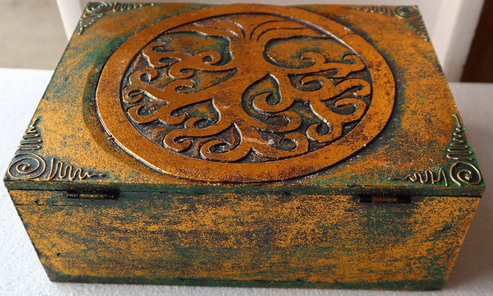 Scatola porta gioie in legno con inciso Albero della vita color oro e verde - 5