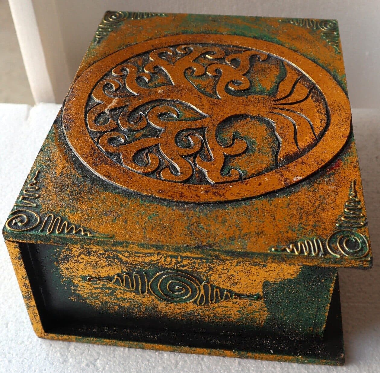 Scatola porta gioie in legno con inciso Albero della vita color oro e verde - 6