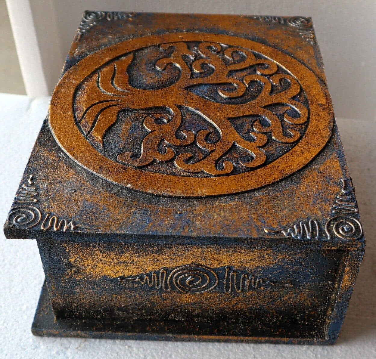 Scatola porta gioie in legno con inciso Albero della vita color oro e blu - 4