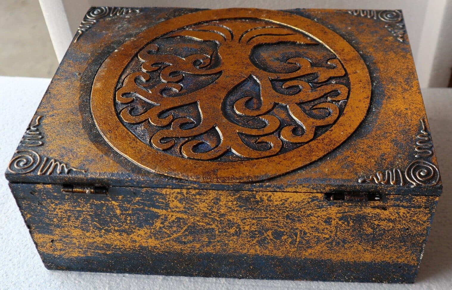Scatola porta gioie in legno con inciso Albero della vita color oro e blu - 5