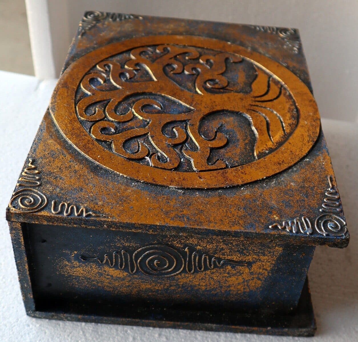 Scatola porta gioie in legno con inciso Albero della vita color oro e blu - 6
