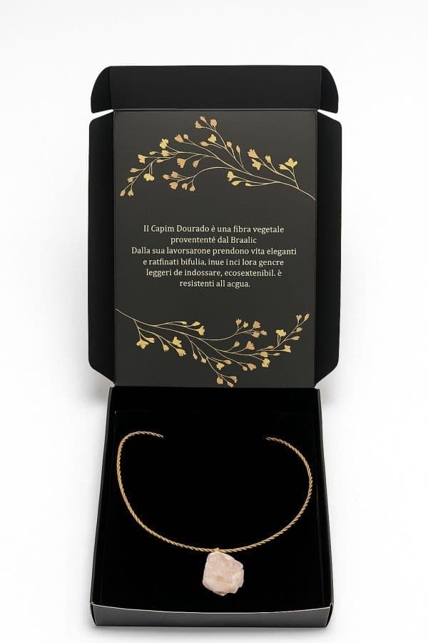 Collana AUREA – Pendente Grezzo in Quarzo Rosa e Cordoncino Intrecciato in Capim Dourado Voganto - 2