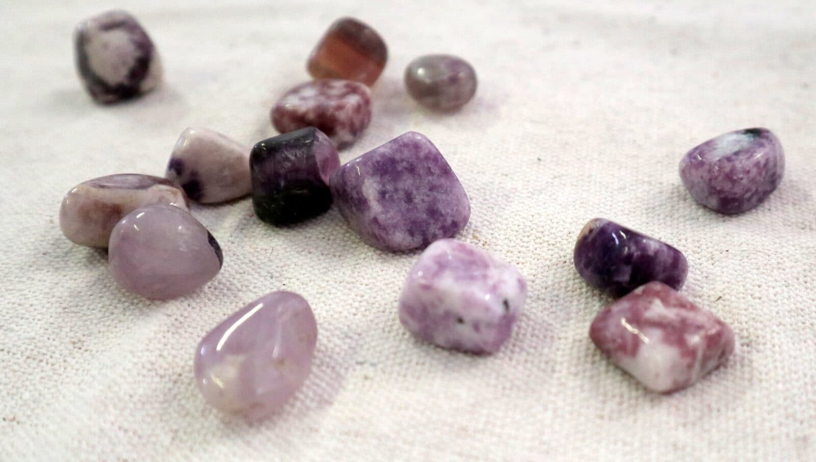 Stock di 13 Pietre di Ametista Burattate Naturali – Da 0,5 a 2 cm | Energia, Relax e Creatività - 5