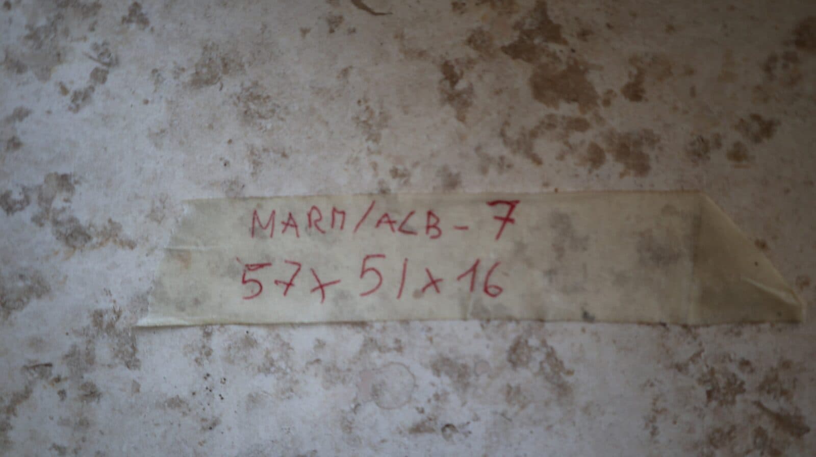 Lavandino in marmo chiaro irregolare   cm 57x51x16 lavabo Stone bocciardato - 7